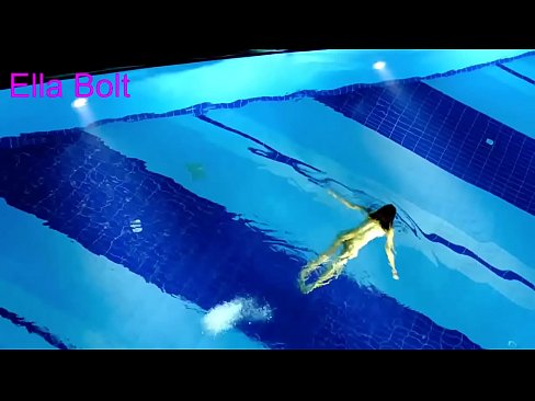 ❤️ मी पाहणे थांबवू शकत नाही, तरुण गोरा ELLA BOLT रिसॉर्ट पूलमध्ये नग्न पोहताना पकडला गेला mr.pornofilmtv.ru वर